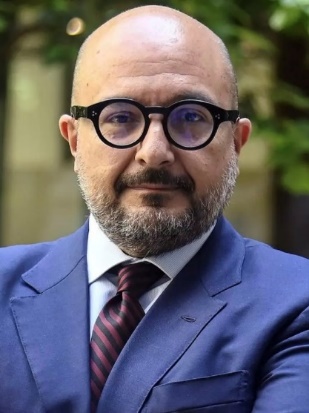 A person in a suit and tieDescription automatically generated
